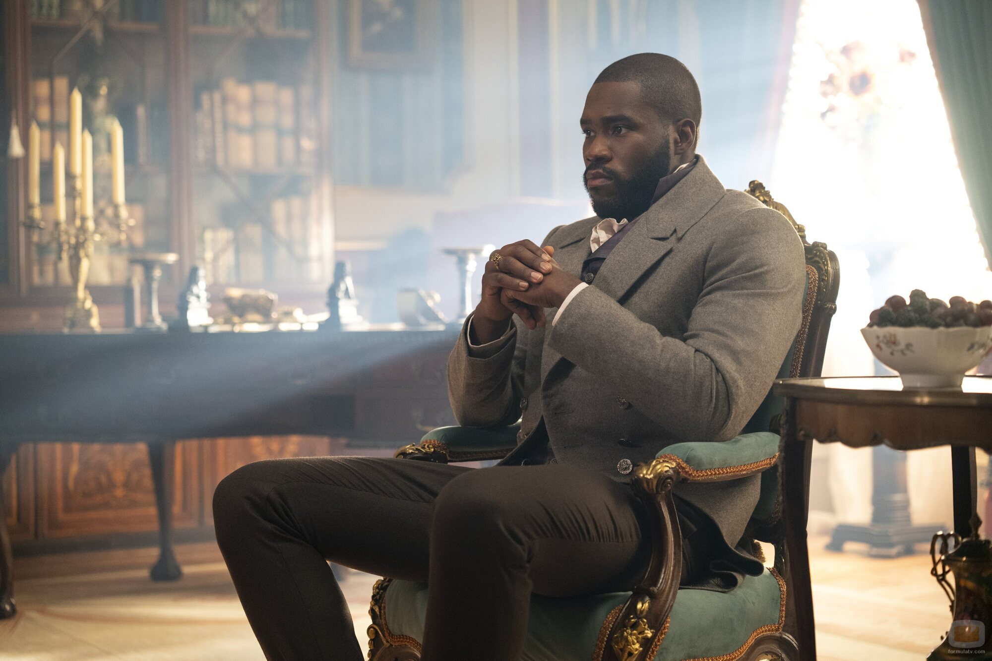 Martins Imhangbe en el 'Te doy mi corazón' de 'Bridgerton'