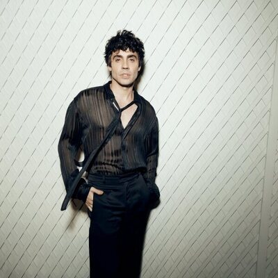 Posado de Javier Ambrossi, presentador del Benidorm Fest 2026