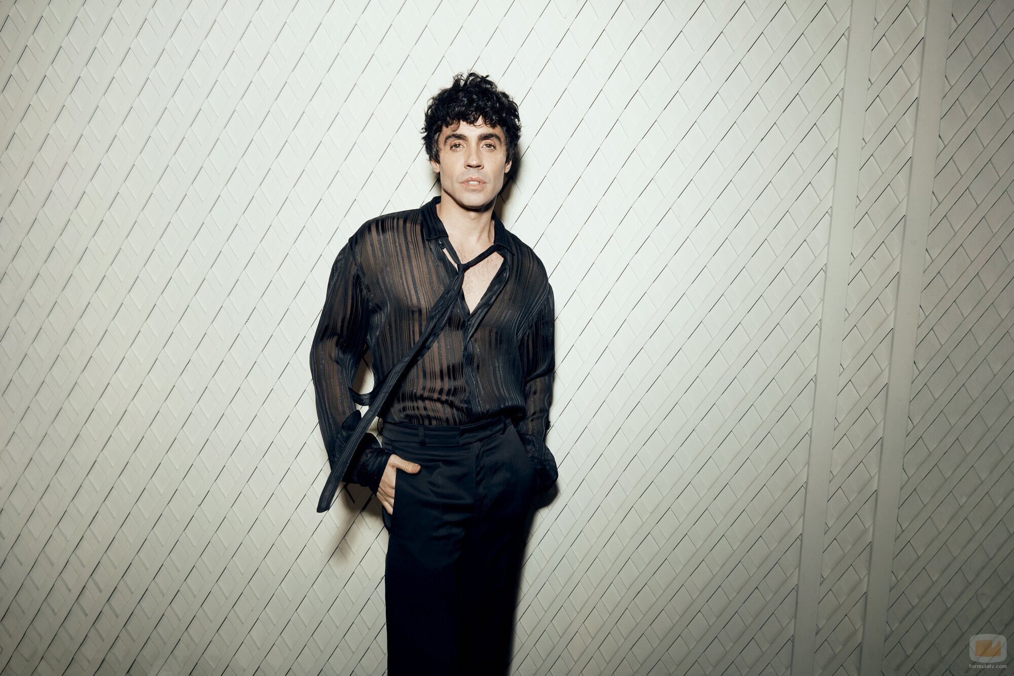 Posado de Javier Ambrossi, presentador del Benidorm Fest 2026