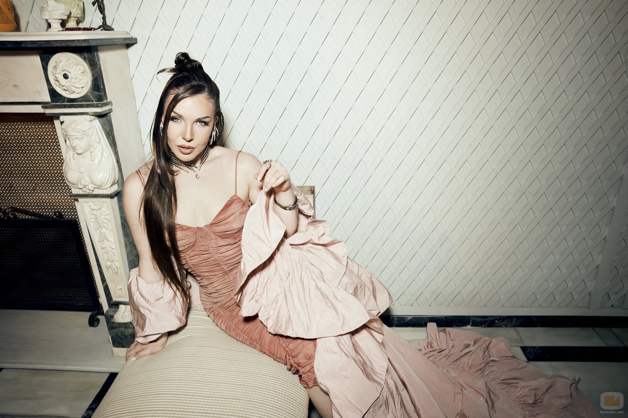 Posado de Inés Hernand, presentadora del Benidorm Fest 2026