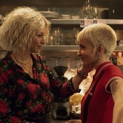 Leonor Watling y Candela Arestegui en el 1x01 de 'Salvador'