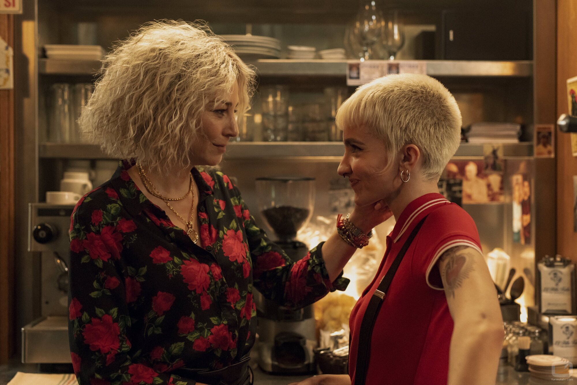 Leonor Watling y Candela Arestegui en el 1x01 de 'Salvador'