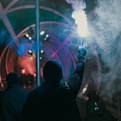 Escena de Capítulo 1 titulado 'La noche de las sirenas' de 'Salvador'