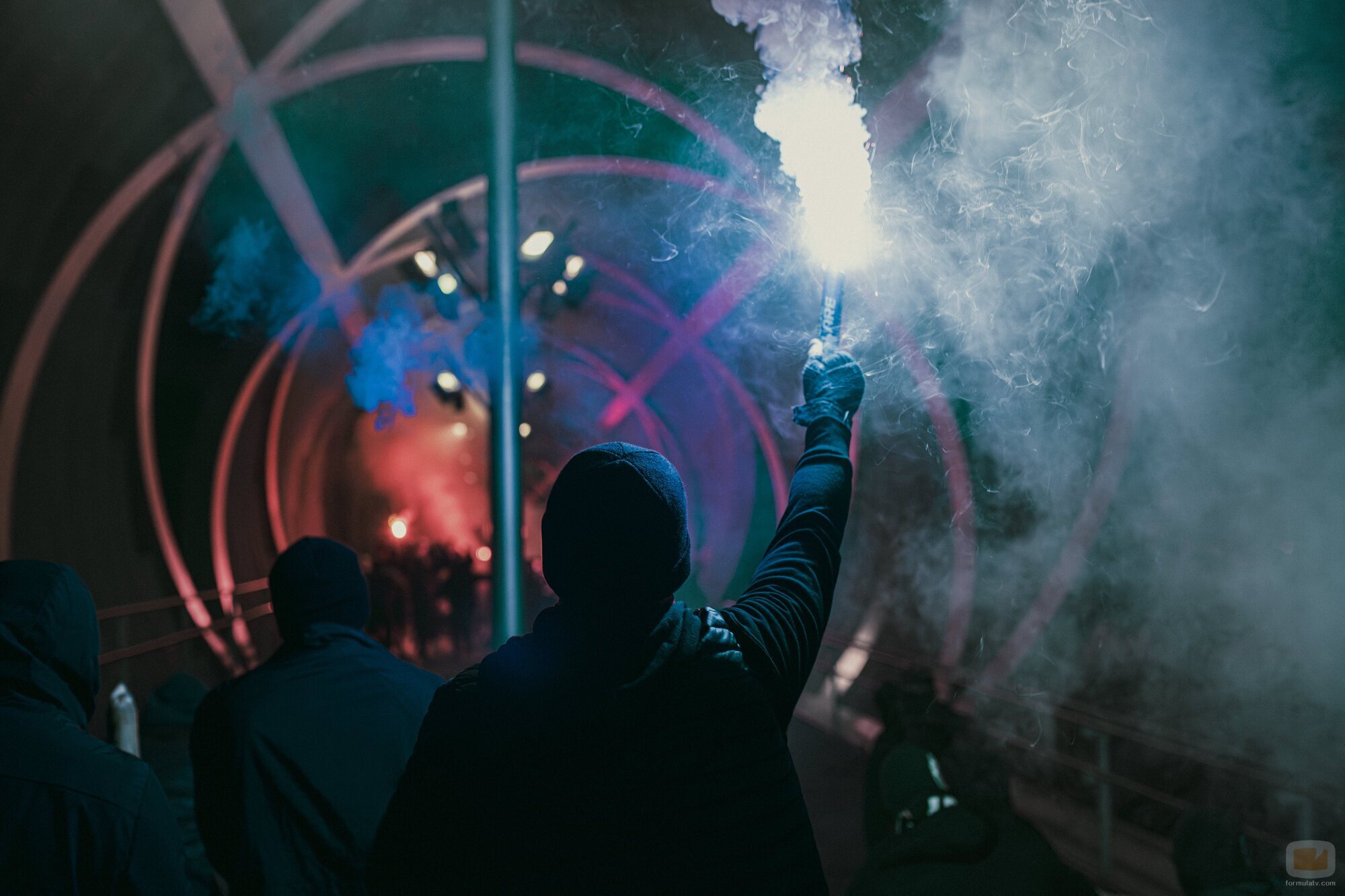 Escena de Capítulo 1 titulado 'La noche de las sirenas' de 'Salvador'