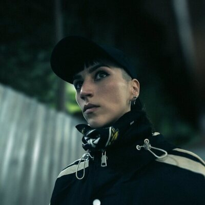 Claudia Salas en la temporada 1 y el capítulo 01 de 'Salvador'