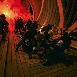 Imagen de Capítulo 1 titulado 'La noche de las sirenas' de 'Salvador'