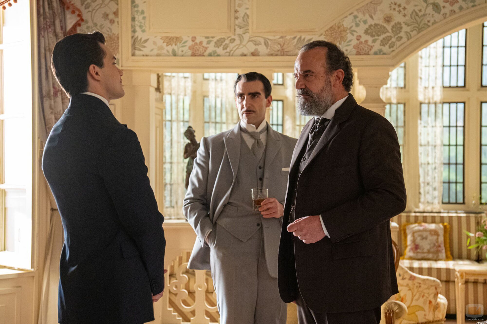 Manuel Regueiro y Guillermo Serrano en 'Viernes 13 de febrero de 2026' de 'La promesa'