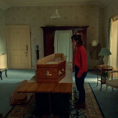 Roisin Gallagher en la temporada 1 y el capítulo 01 de 'Cómo llegar al cielo desde Belfast'