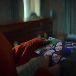 Escena de 1x01 titulado 'El velatorio' de 'Cómo llegar al cielo desde Belfast'