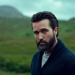 Emmett J. Scanlan en 1x02 'El secreto' de 'Cómo llegar al cielo desde Belfast'