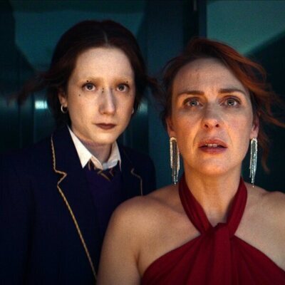 Roisin Gallagher y Emma Canning en 'El secreto' de 'How to Get to Heaven from Belfast'