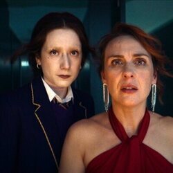 Roisin Gallagher y Emma Canning en 'El secreto' de 'How to Get to Heaven from Belfast'