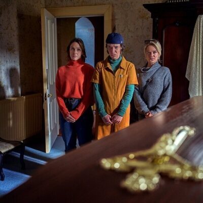 1x01 'El velatorio' de 'Cómo llegar al cielo desde Belfast'