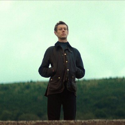 Josh Finan en la temporada 1 y el capítulo 03 de 'Cómo llegar al cielo desde Belfast'
