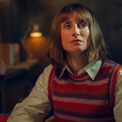 Natasha O'Keeffe en 1x06 'Separadas pero inseparables' de 'Cómo llegar al cielo desde Belfast'