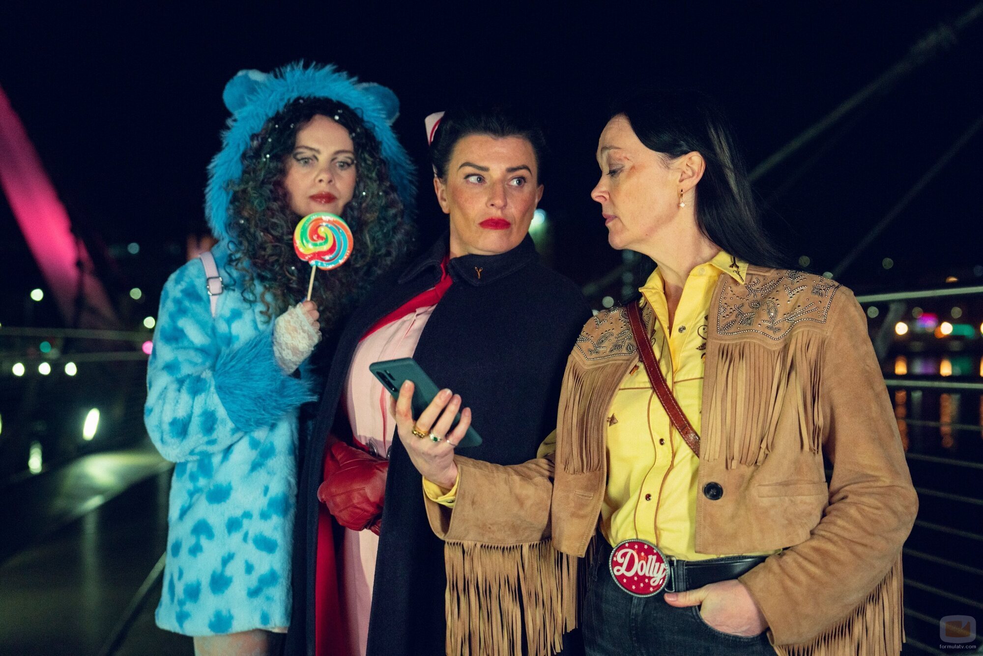 Bronagh Gallagher y Saoirse-Monica Jackson en el 1x08 de 'Cómo llegar al cielo desde Belfast'