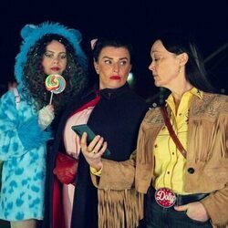 Bronagh Gallagher y Saoirse-Monica Jackson en el 1x08 de 'Cómo llegar al cielo desde Belfast'