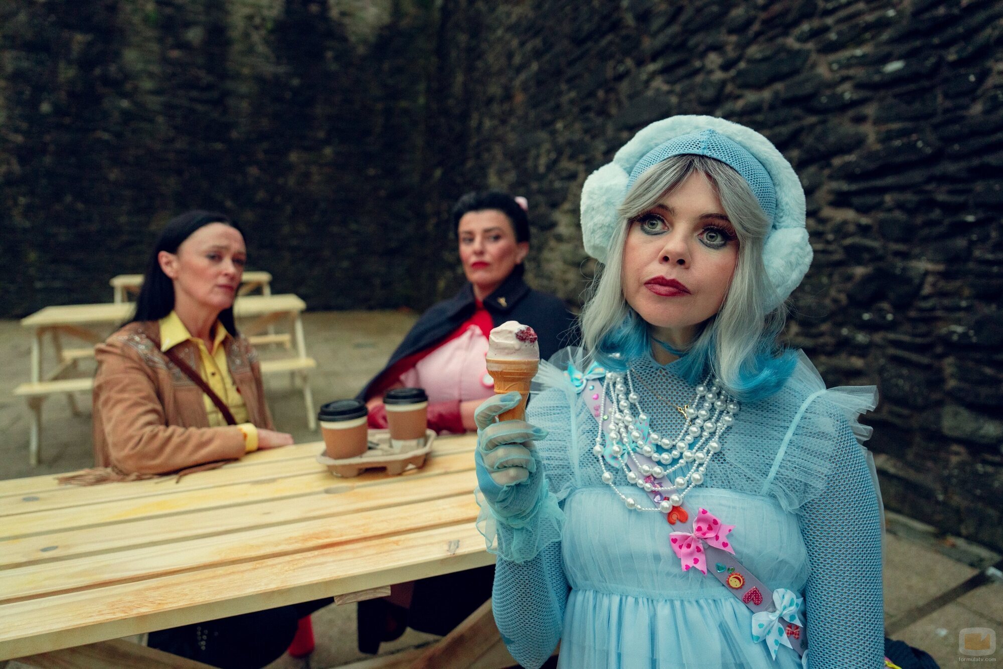 Saoirse-Monica Jackson y Bronagh Gallagher en el 1x08 de 'How to Get to Heaven from Belfast'