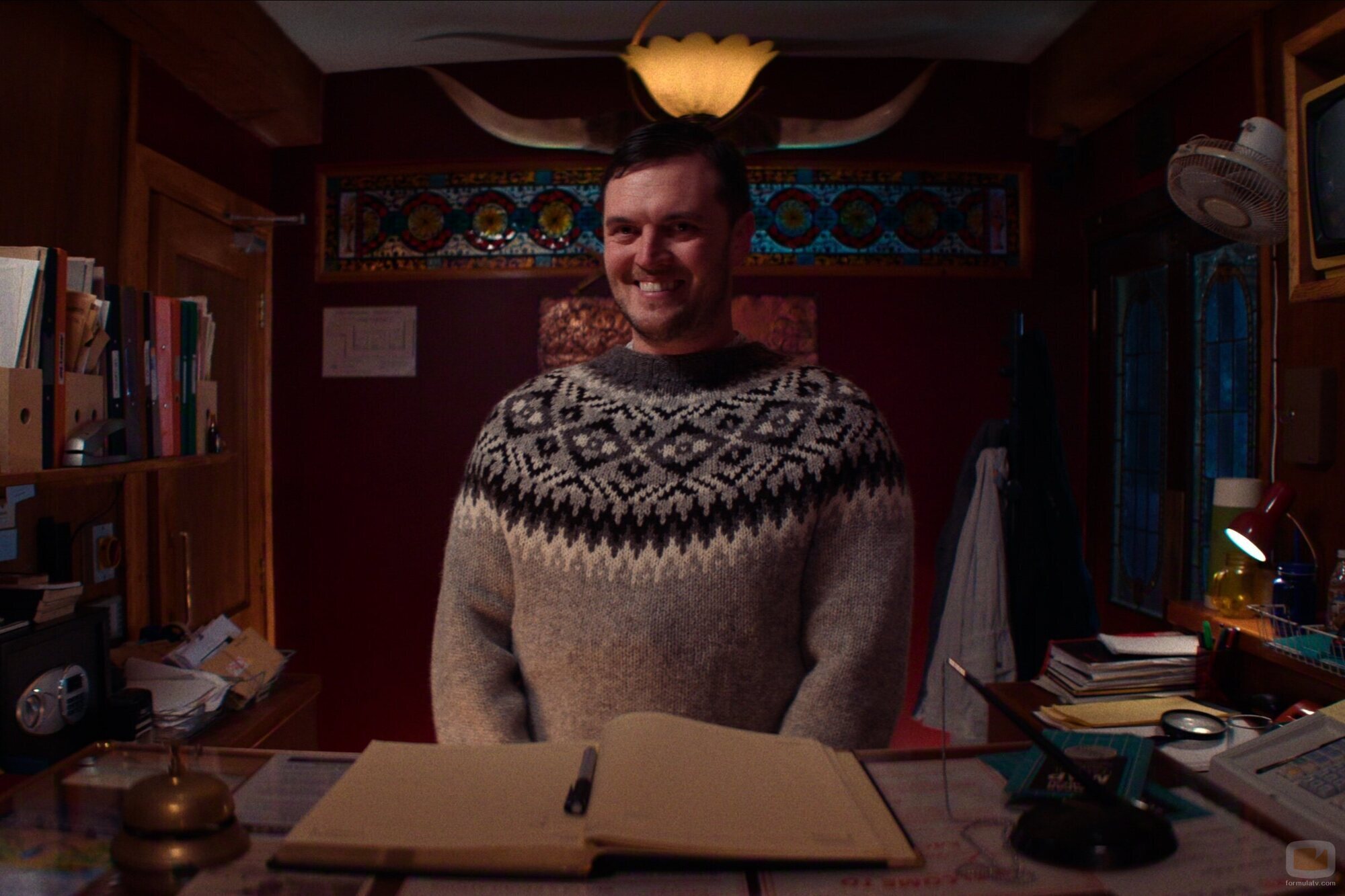 Kerr Logan en 1x07 titulado 'Fugitivas, mentirosas y ángeles caídos' de 'Cómo llegar al cielo desde Belfast'