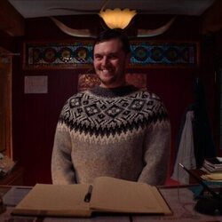 Kerr Logan en 1x07 titulado 'Fugitivas, mentirosas y ángeles caídos' de 'Cómo llegar al cielo desde Belfast'