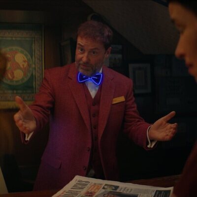 Ardal O'Hanlon en la temporada 1 y el capítulo 02 de 'Cómo llegar al cielo desde Belfast'