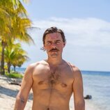 Posado en bañador de Alvar Seguí de la Quadra-Salcedo, concursante de 'Supervivientes 2026'