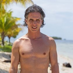 Posado en bañador de Toni Elías, concursante de 'Supervivientes 2026'