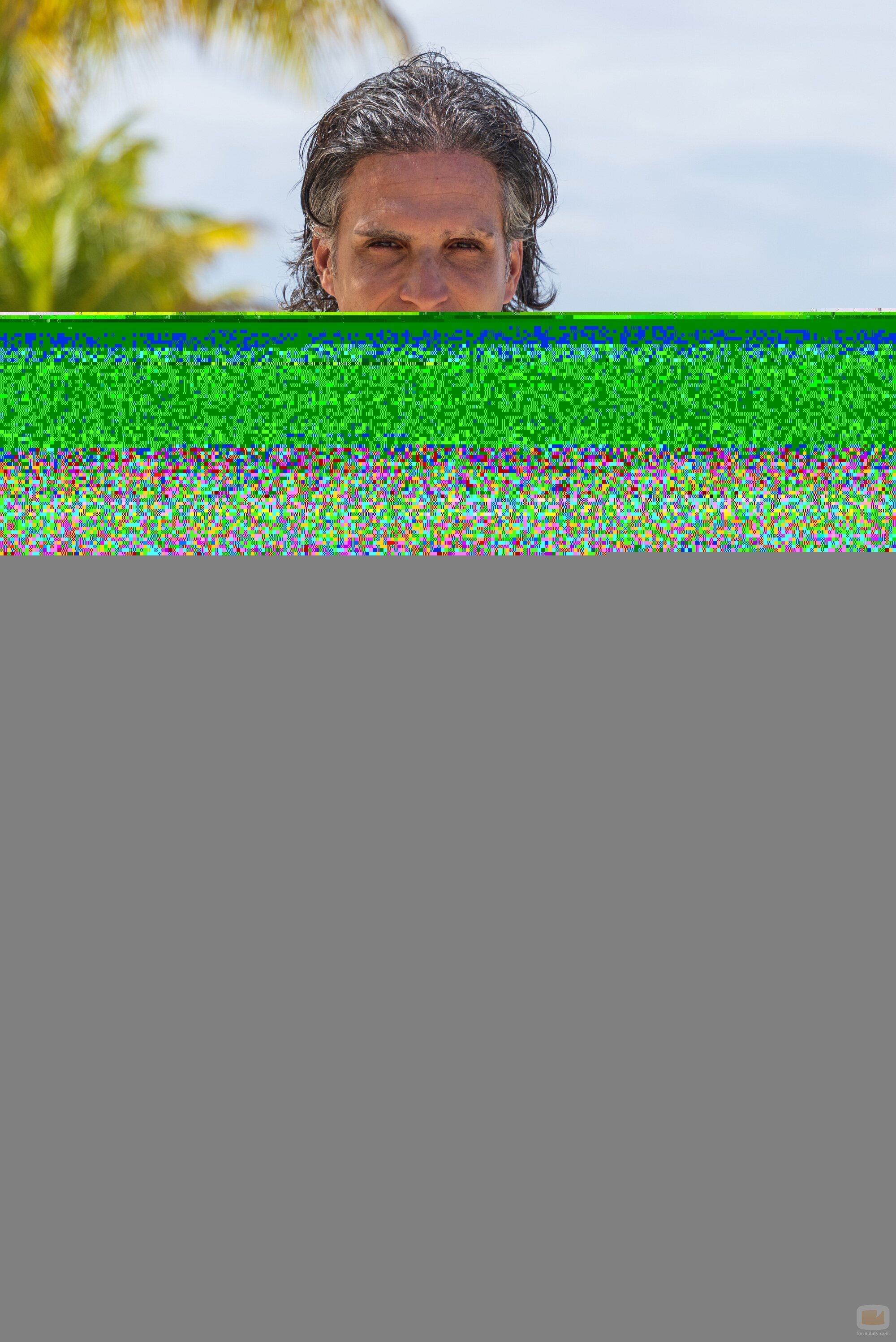 Posado en bañador de Toni Elías, concursante de 'Supervivientes 2026'