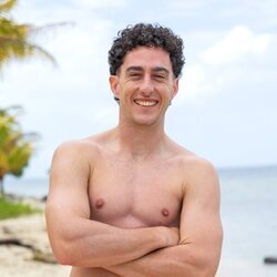 Posado en bañador de Alberto Ávila, concursante de 'Supervivientes 2026'