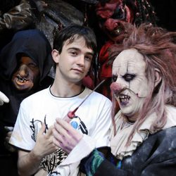 Daniel Retuerta posa junto a actores de 'El Circo de los Horrores'