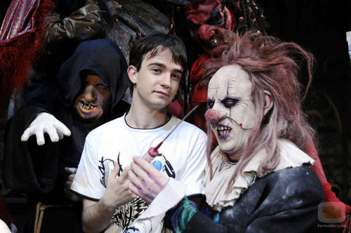 Daniel Retuerta posa junto a actores de 'El Circo de los Horrores'