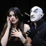 Ana de Armas junto a Drácula en 'El Circo de los Horrores'