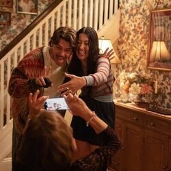 Taylor Ortega y Jack Innanen en el 1x01 de 'Big Mistakes'