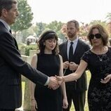 Laurie Metcalf y Abby Quinn en 1x01 'Compradle un collar a la abuela' de 'Errores épicos'