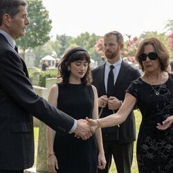 Laurie Metcalf y Abby Quinn en 1x01 'Compradle un collar a la abuela' de 'Errores épicos'