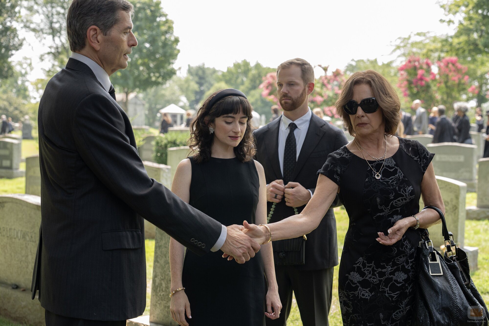 Laurie Metcalf y Abby Quinn en 1x01 'Compradle un collar a la abuela' de 'Errores épicos'