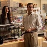 Taylor Ortega y Dan Levy en 1x01 'Compradle un collar a la abuela' de 'Errores épicos'