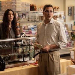 Taylor Ortega y Dan Levy en 1x01 'Compradle un collar a la abuela' de 'Errores épicos'