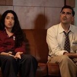 Taylor Ortega y Dan Levy en 'Compradle un collar a la abuela' de 'Big Mistakes'