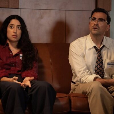 Taylor Ortega y Dan Levy en 'Compradle un collar a la abuela' de 'Big Mistakes'