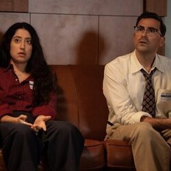 Taylor Ortega y Dan Levy en 'Compradle un collar a la abuela' de 'Big Mistakes'