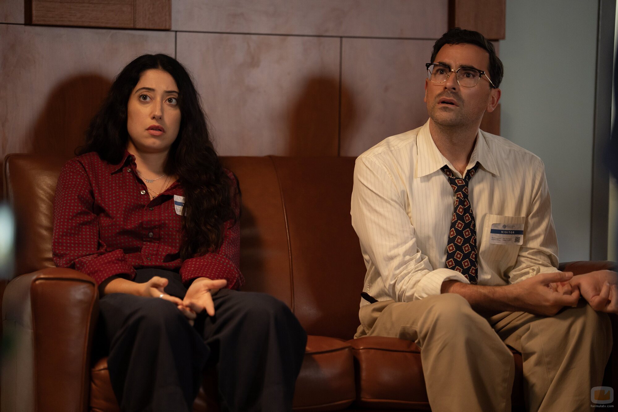 Taylor Ortega y Dan Levy en 'Compradle un collar a la abuela' de 'Big Mistakes'