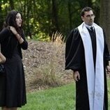 Taylor Ortega y Dan Levy en Capítulo 1 titulado 'Compradle un collar a la abuela' de 'Errores épicos'