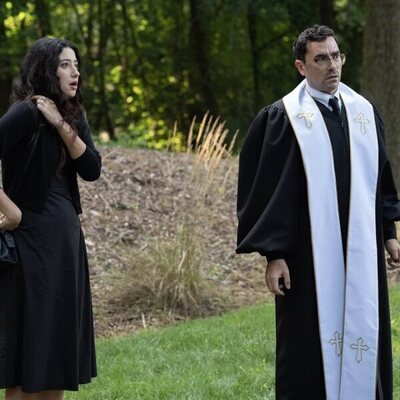 Taylor Ortega y Dan Levy en Capítulo 1 titulado 'Compradle un collar a la abuela' de 'Errores épicos'