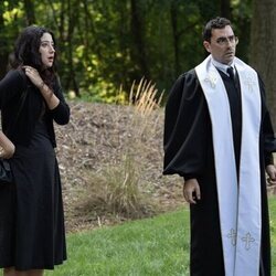 Taylor Ortega y Dan Levy en Capítulo 1 titulado 'Compradle un collar a la abuela' de 'Errores épicos'