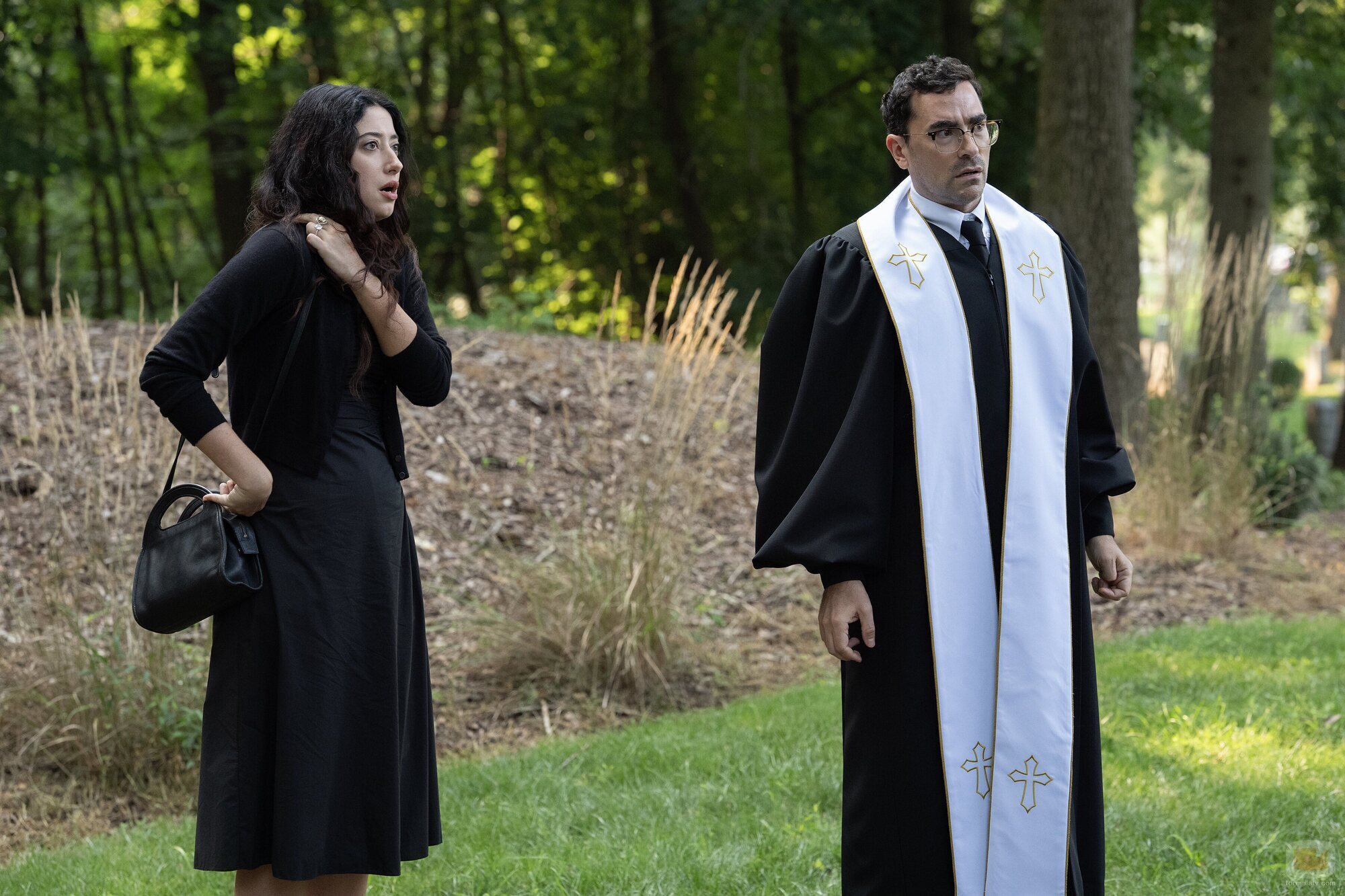 Taylor Ortega y Dan Levy en Capítulo 1 titulado 'Compradle un collar a la abuela' de 'Errores épicos'