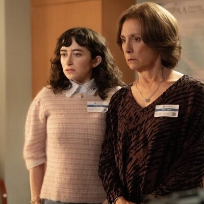 Abby Quinn y Laurie Metcalf en 1x01 'Compradle un collar a la abuela' de 'Errores épicos'