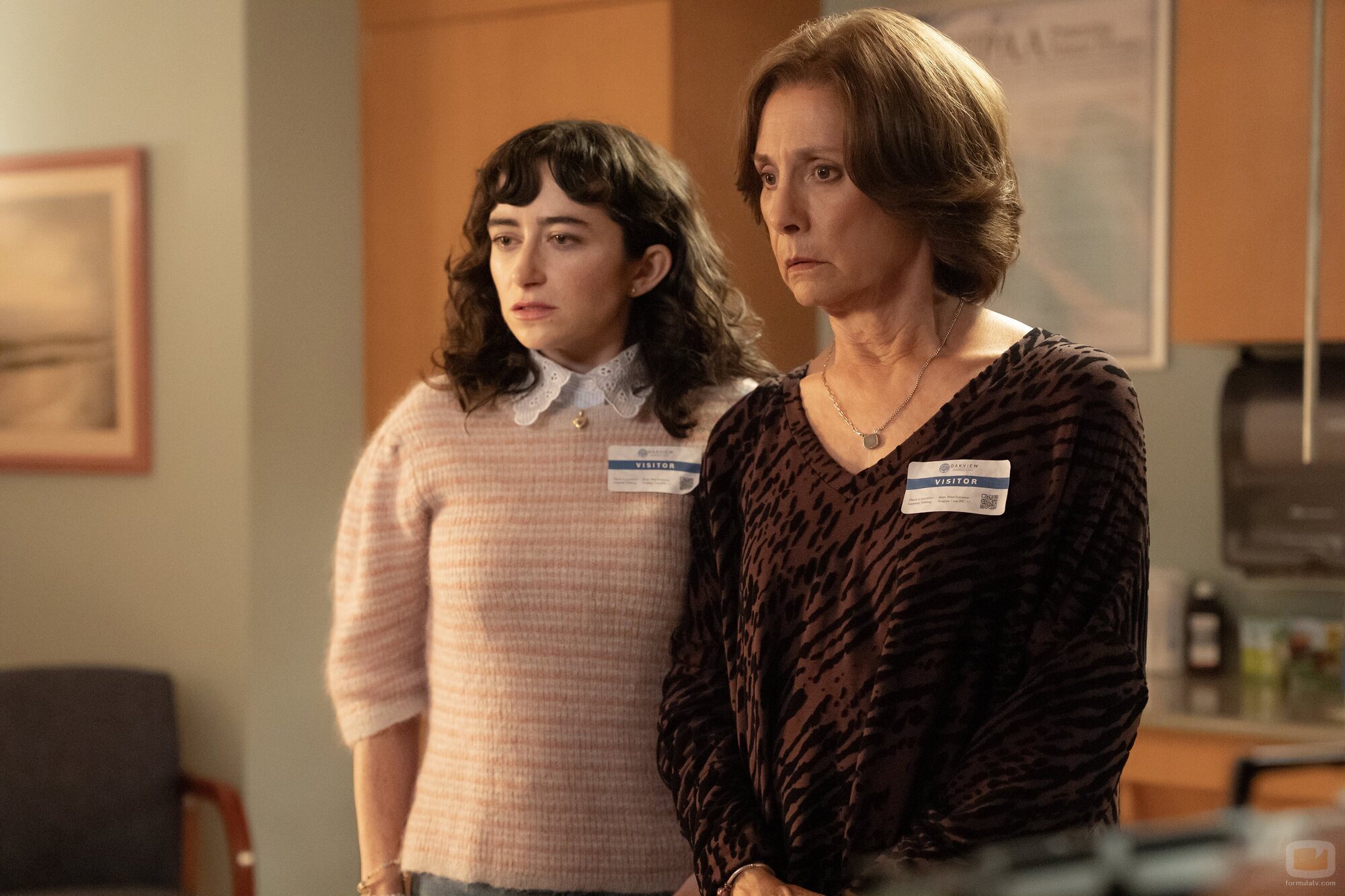 Abby Quinn y Laurie Metcalf en 1x01 'Compradle un collar a la abuela' de 'Errores épicos'