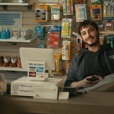 Boran Kuzum en 1x01 'Compradle un collar a la abuela' de 'Errores épicos'