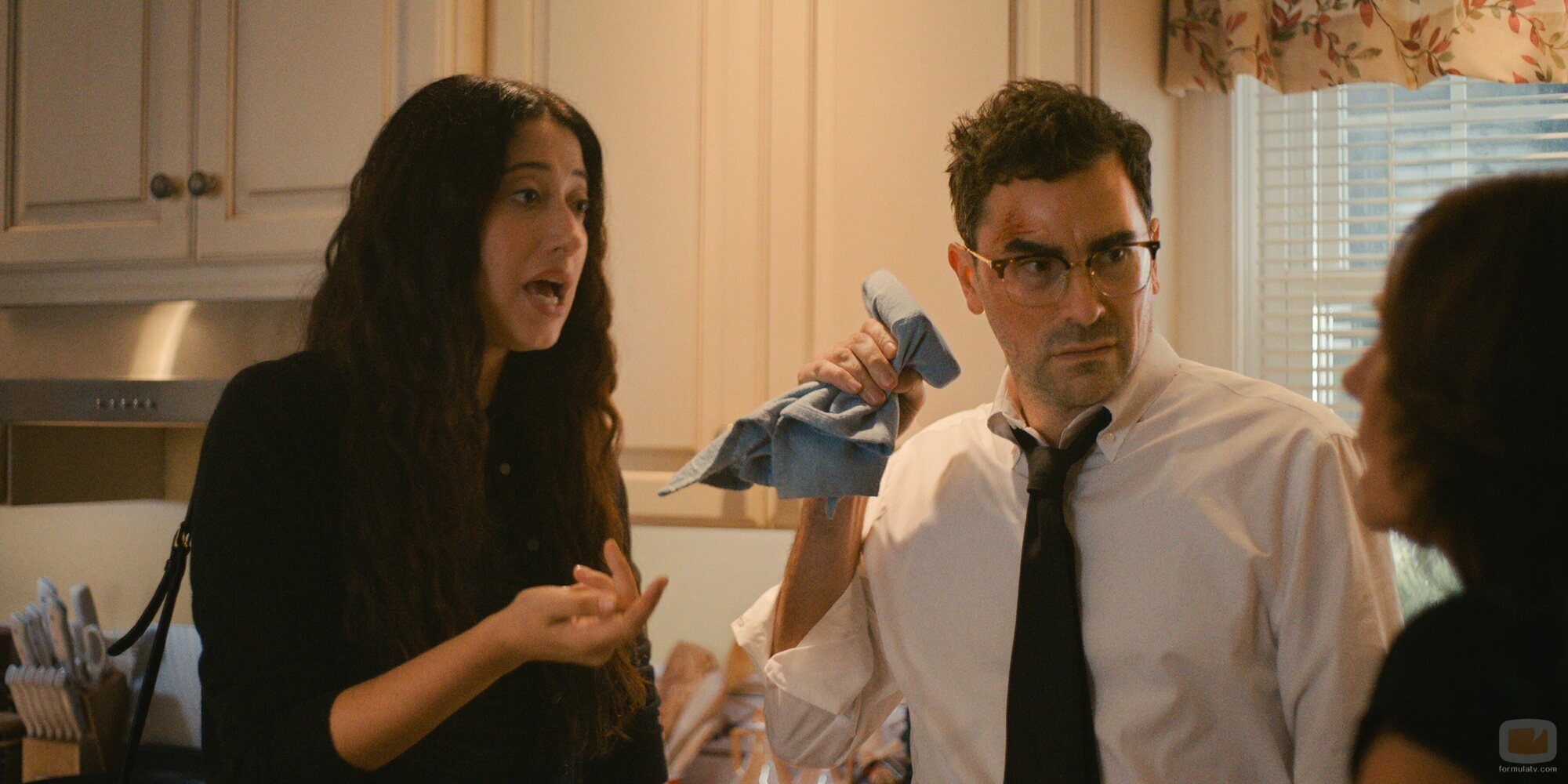 Dan Levy y Taylor Ortega en 1x02 titulado 'Haré LO QUE SEA para sobrevivir' de 'Errores épicos'